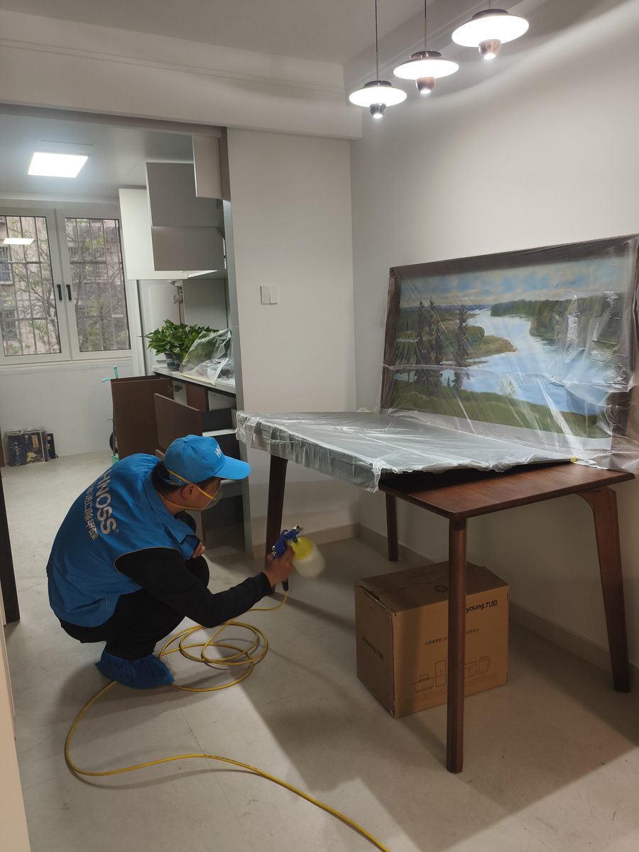 HNOSS工作人员在北京住宅处理餐桌和相邻表面